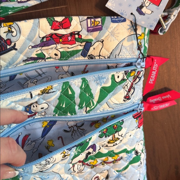 VERA BRADLEY PEANUTS SKI SLOPE SNOOPY TRIPLE ZIP HIPSTER BAG ADJUSTABLE STRAPS - Picture 4 of 11